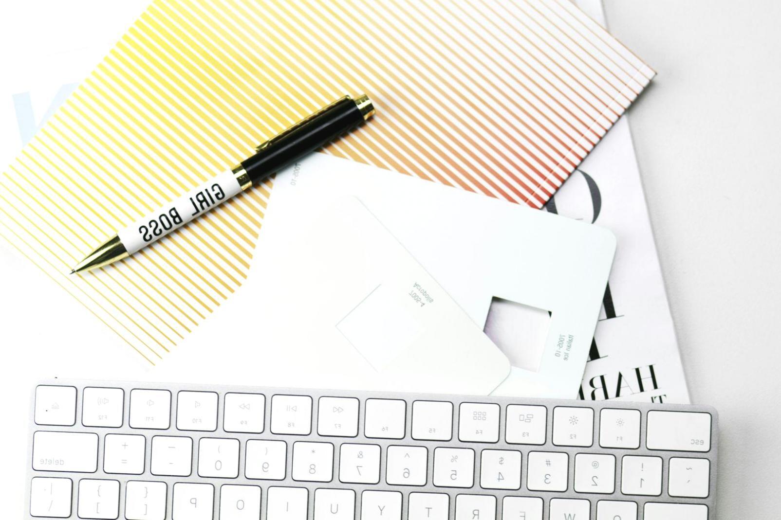 Espacio de coworking con profesionales trabajando