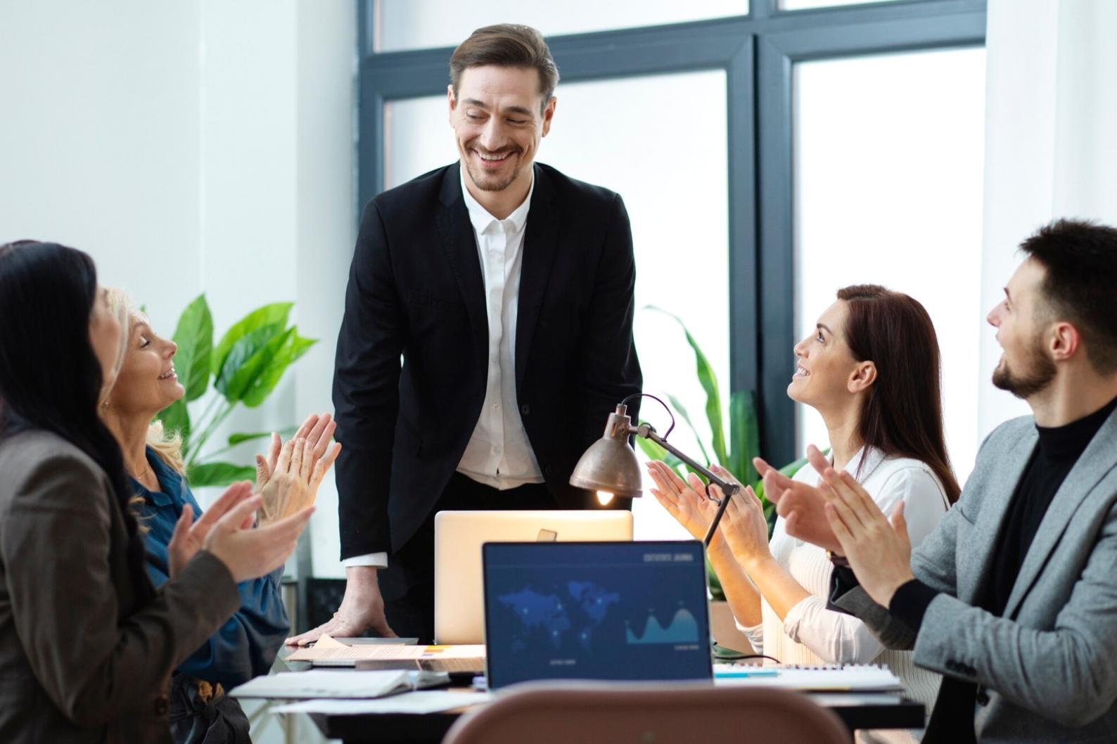 Sesión de trabajo colaborativo en oficina moderna